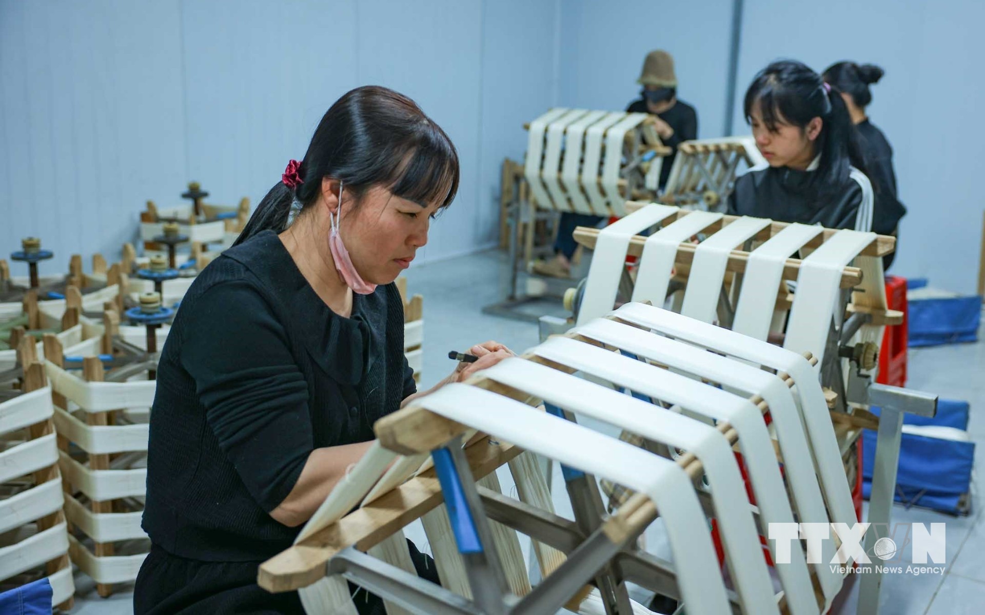 Công ty đa dạng hóa các loại sản phẩm với các mặt hàng như tơ 20/22D, 27/29D, 40/44D, 100/120D cung cấp cho nhiều khách hàng khác nhau trên thế giới. (Ảnh: Hoàng Hiếu/TTXVN)